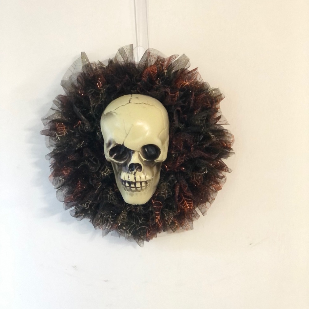 Hand crafted skull tulle mini Halloween wreath - Picture 4 of 4